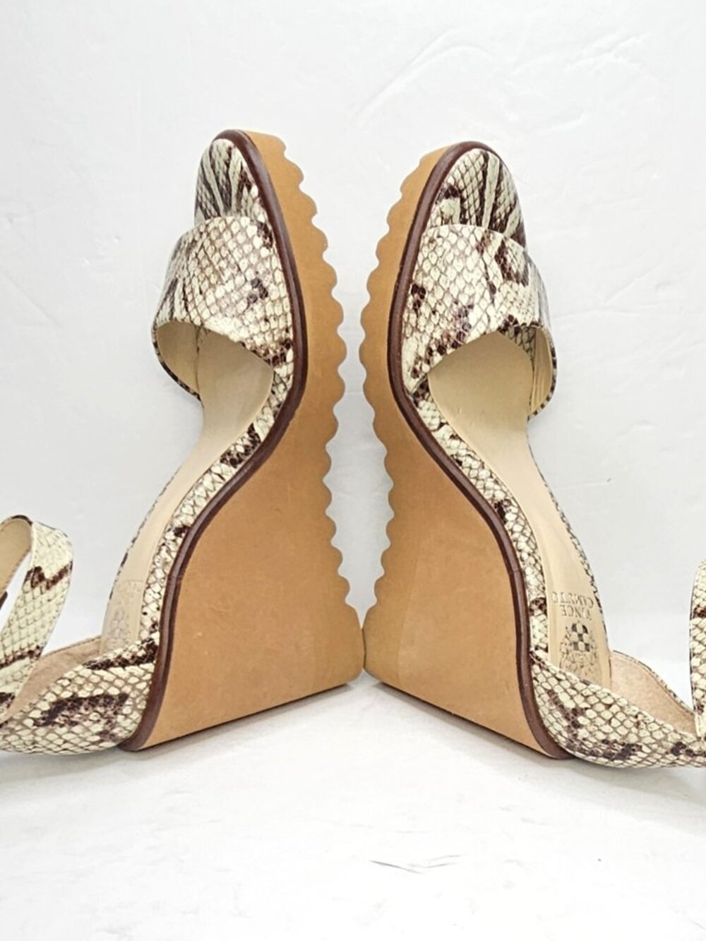 Vince Camuto Gretam Sz 9 Beige Snake Print Ankle Strap Wedge Platform Sandals - Picture 2 of 11